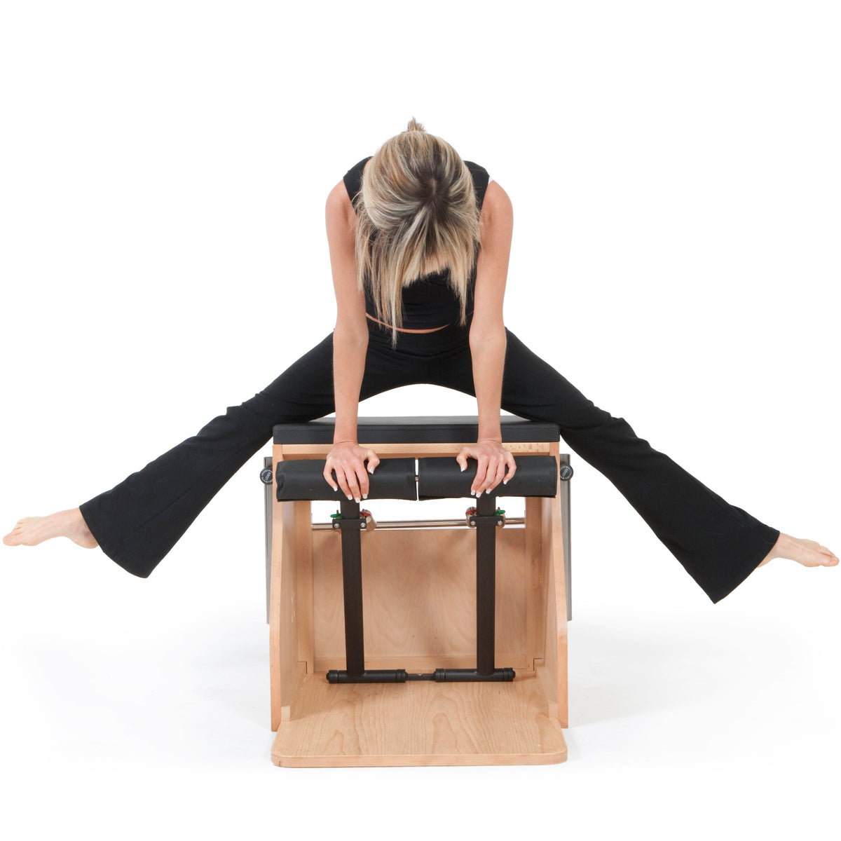 Vrouw doet een oefening op de Combo Chair van Elina Pilates